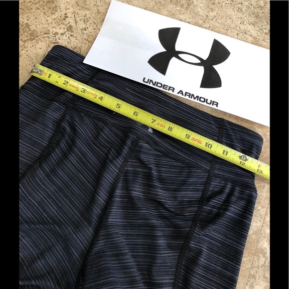 🏋️‍♀️ Under Armour Gray Black Capris - Size S - Picture 5 of 7